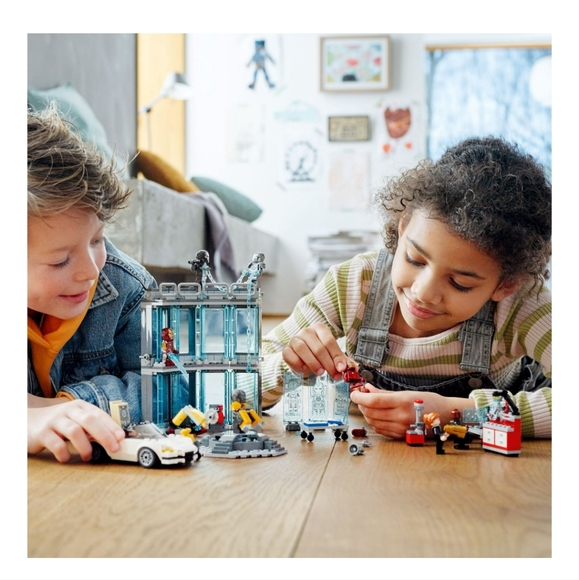 : Lego 76216 Iron Man Armory 496 Pieces Set The Infinity Saga w/ 8 Mini figures - Picture 4 of 11